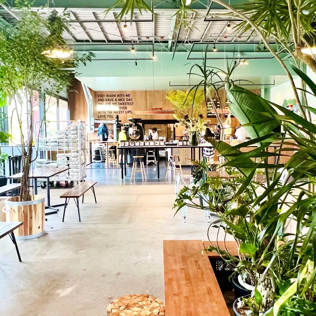 青山一丁目のカフェ「リトル ダーリン コーヒー ロースターズ」の店内写真