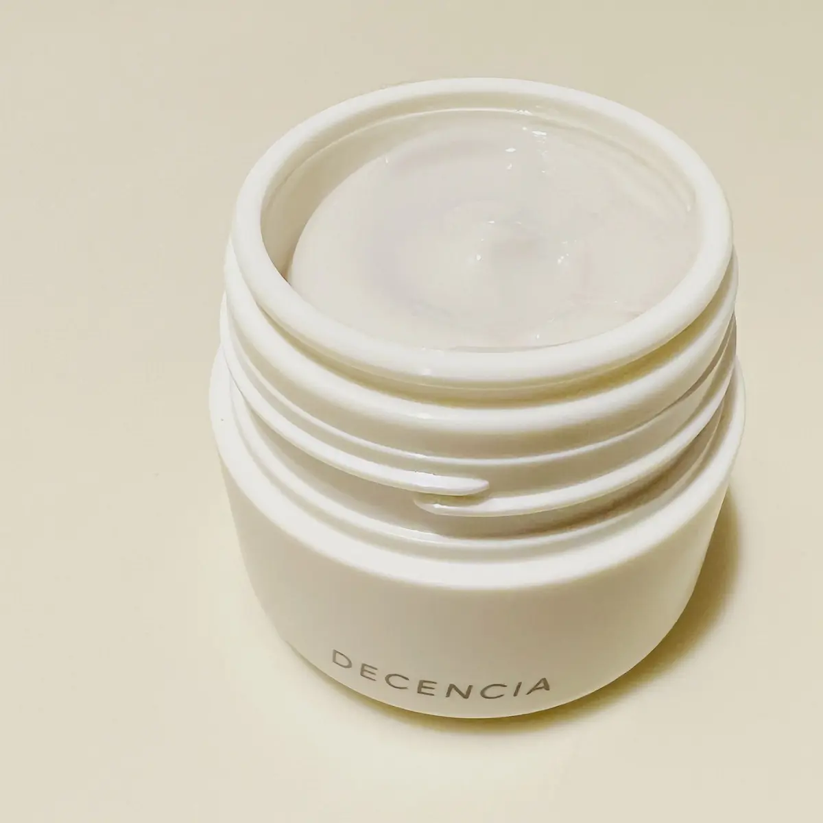 ディセンシア クリーム　蓋を開けた写真