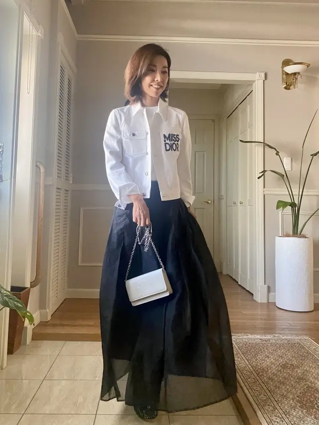 白のデニムジャケットの画像_4