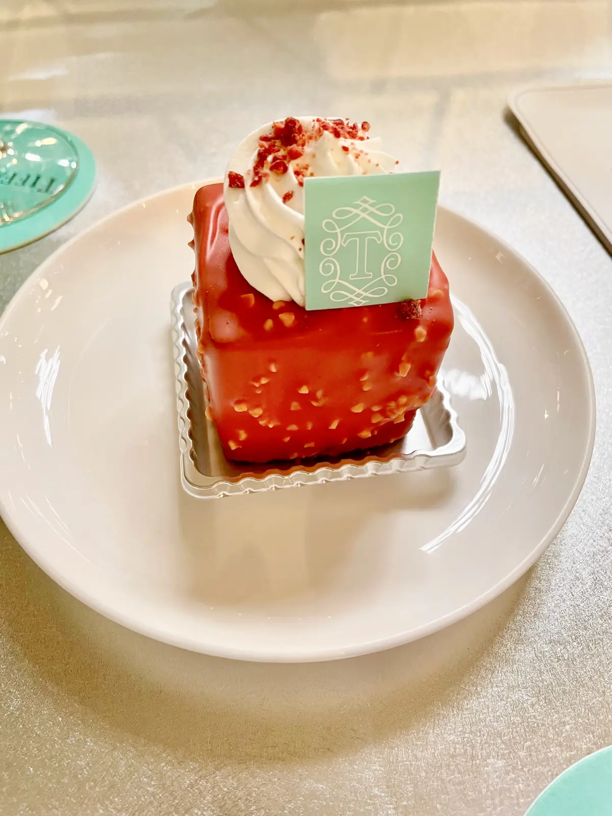 Tiffany Café & Pop-up Store @ ANNIVERSAIRE 表参道。ティファニーカフェ。アニヴェルセルカフェ 表参道。表参道。スイーツ。ケーキ。ショコラ。チョコケーキ。ショコラケーキ。