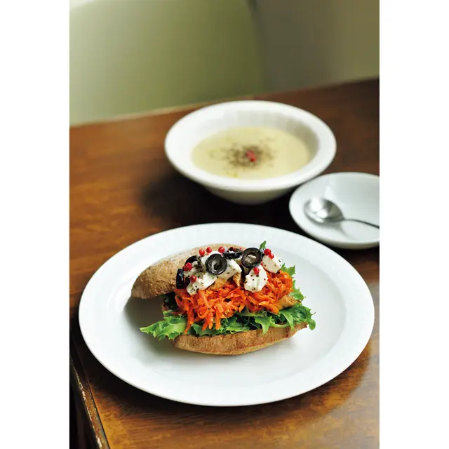 キャロットラぺとクリームチーズのサンド￥700。 季節のスープ￥300も優しい味わい