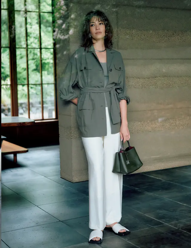 ドローイング ナンバーズのカーキジャケットに白パンツのRINA