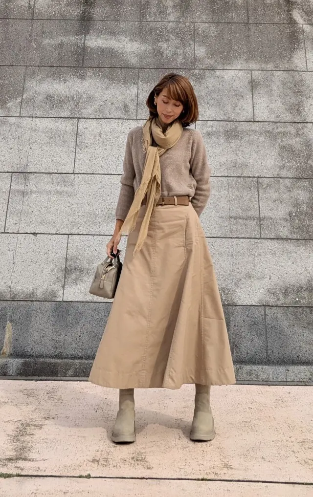 ワントーンコーデ　アイボリー　ベージュ　デニム