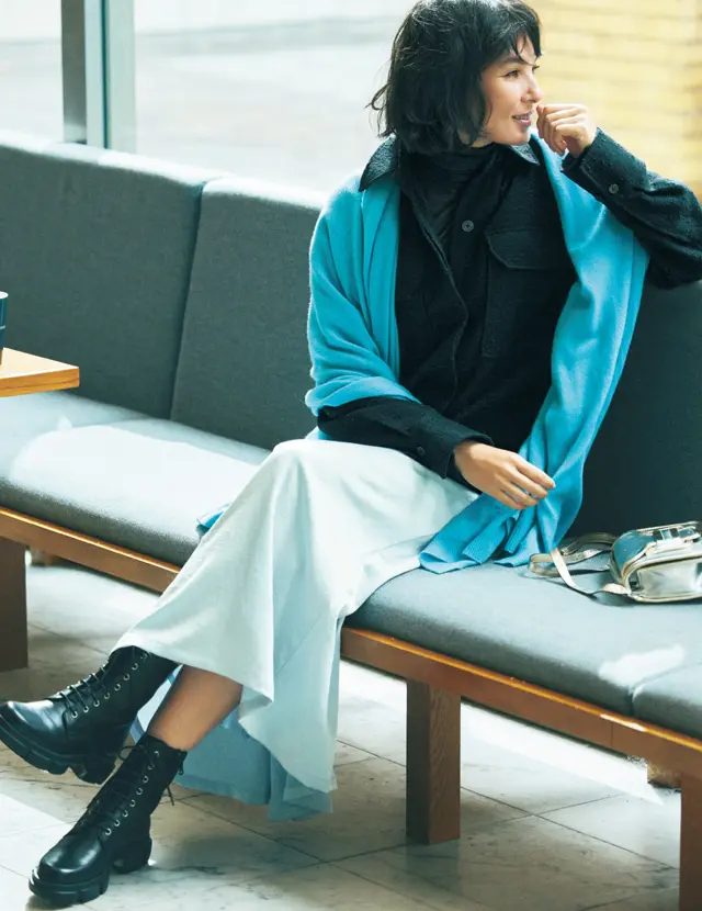 薄ツヤスカートにボリューム靴を合わせた田沢美亜