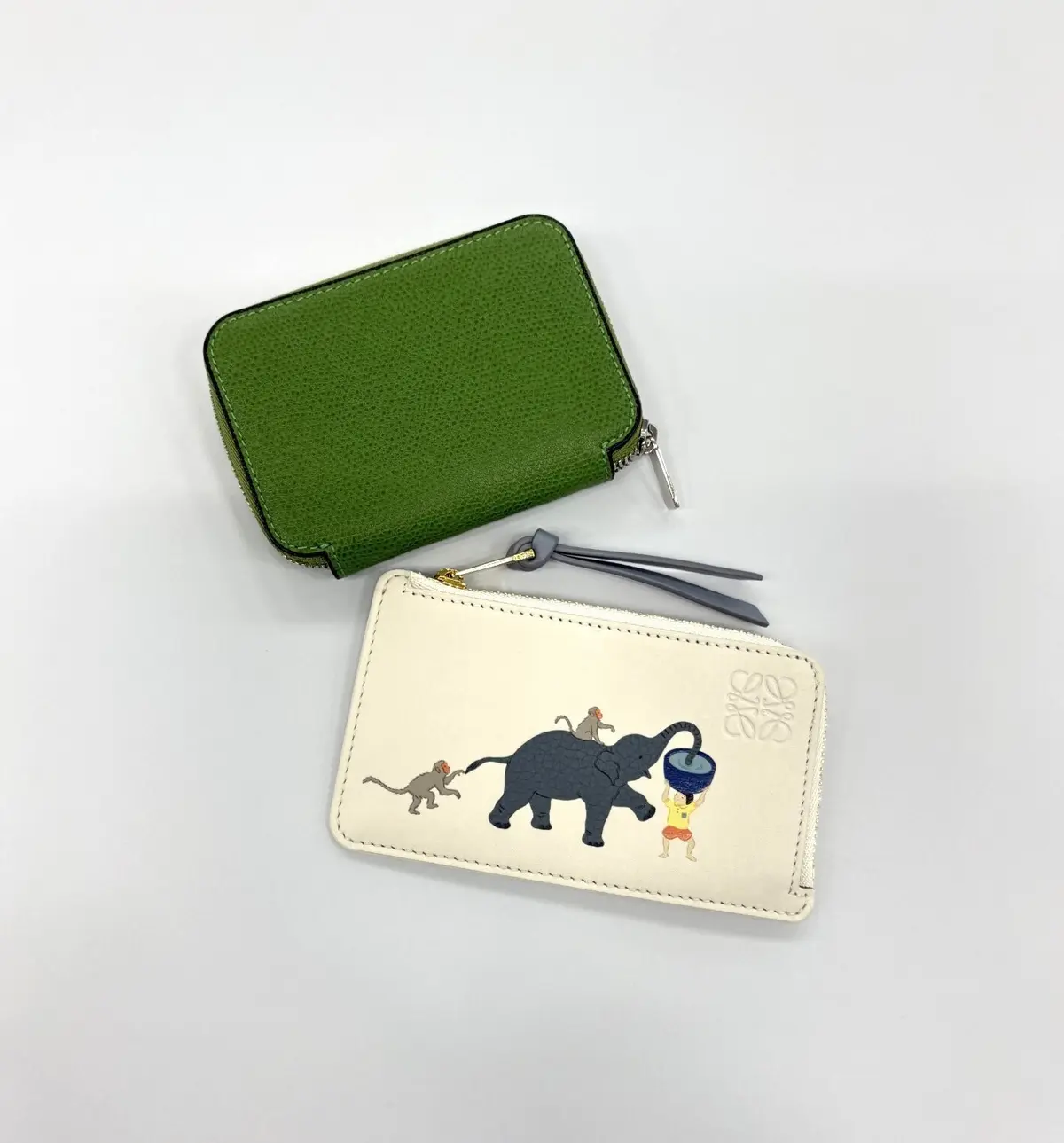 ヴァレクストラ「ラウンドジップ ミニ ウォレット」とロエベ「ゾウ トライフォールド ウォレット」 （エクラ副編集長N）
