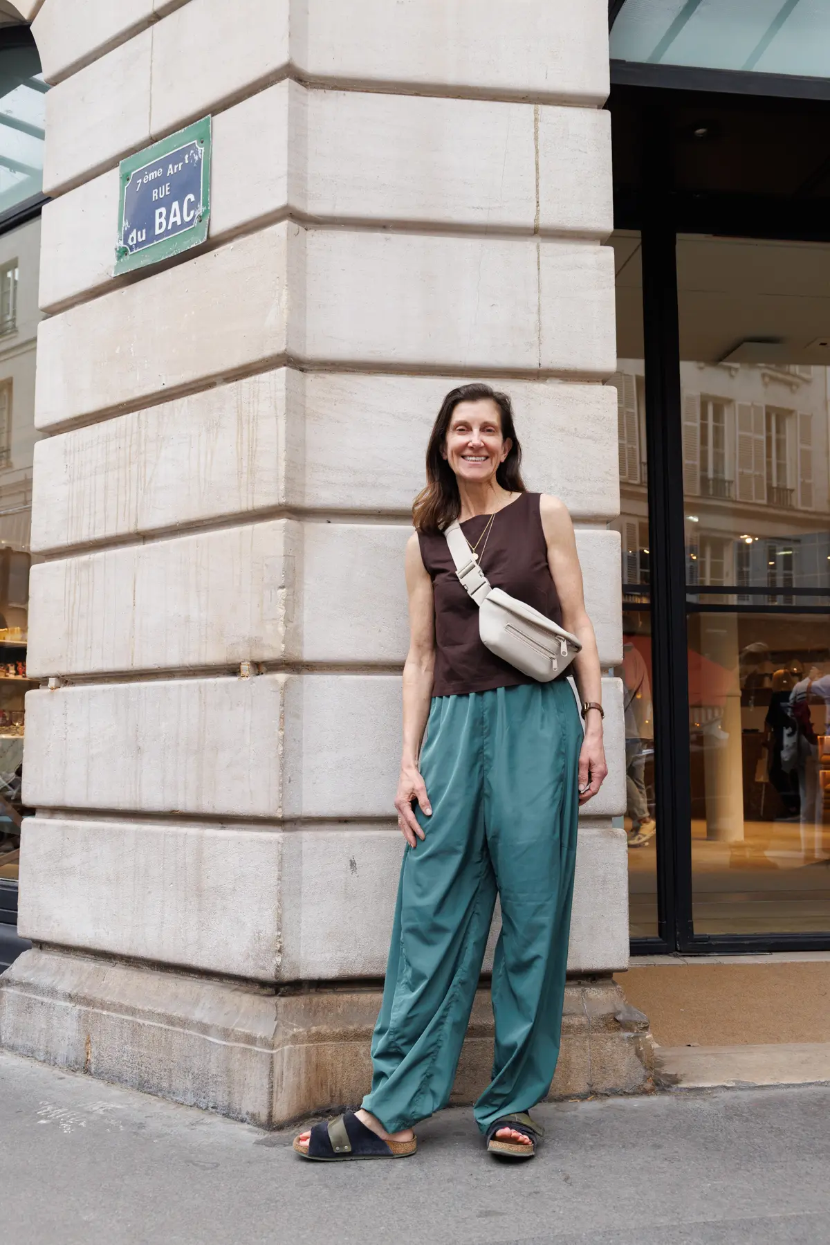 ブルーグリーンの色味が印象的なローラのパンツコーデ