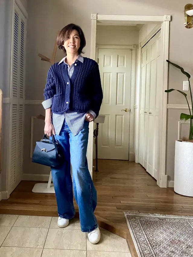 春の足元は白いスニーカーの画像_1