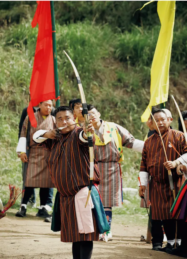 ティンプーで、国技アーチェリーの大会に遭遇。弓も矢も素朴な竹製