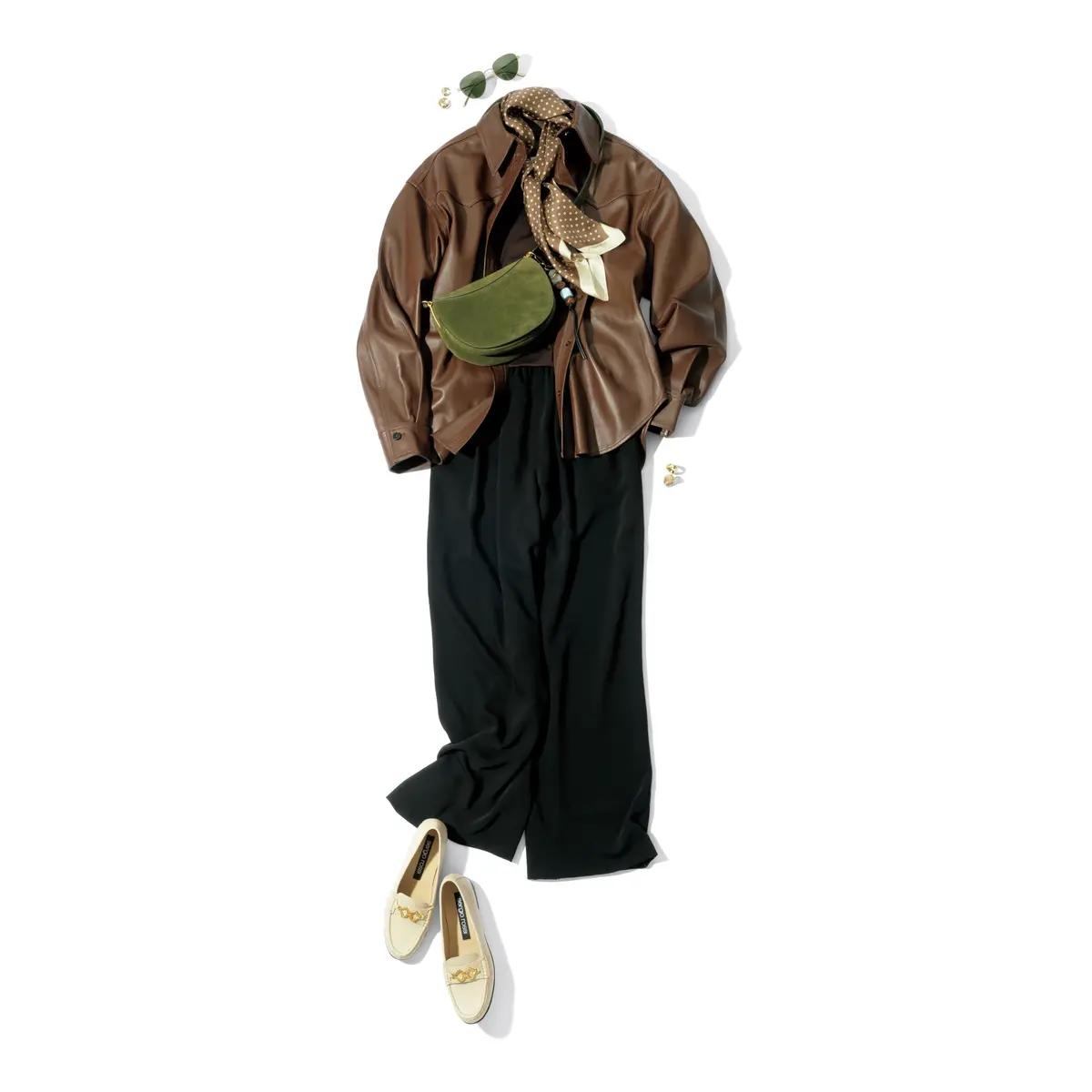 ブラウンのレザージャケットにブラウントップスと黒パンツを合わせたコーディネート　