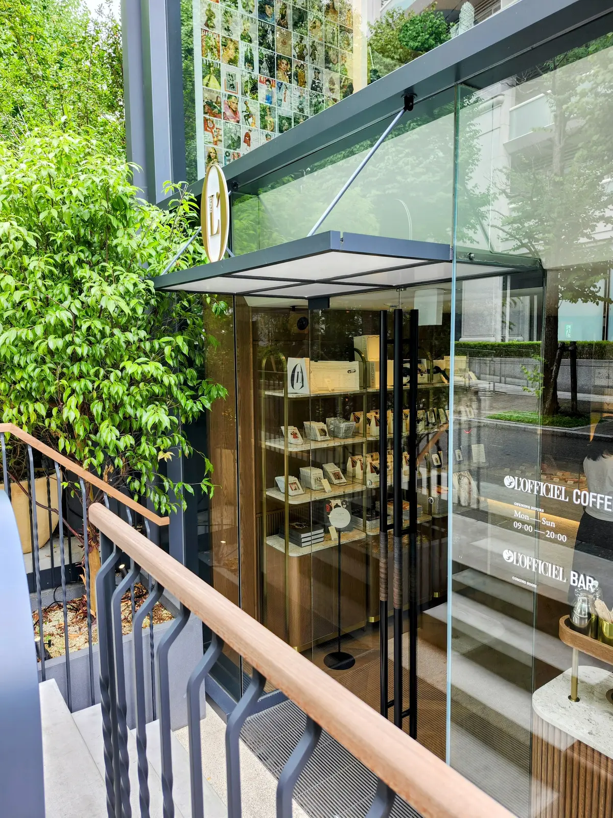 表参道カフェ、ロシフェルコーヒー、モカケーキ、ラテアート、40代ファッション、ネイビースタイル、L'OFFICIEL COFFEE