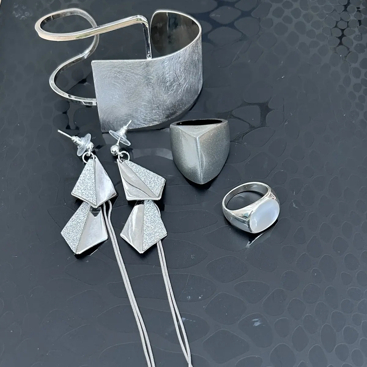 アクセサリーはシルバー系