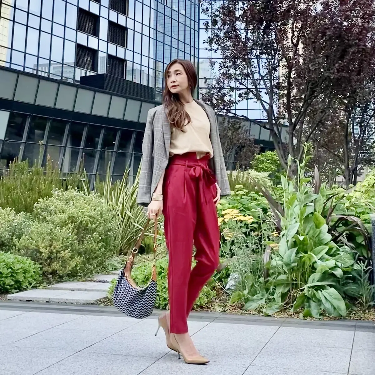 赤いパンツにベージュTとグレンチェックのジャケットを羽織って