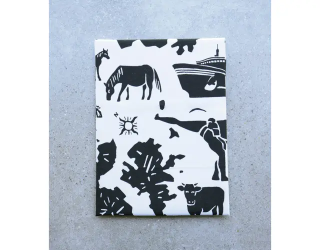 放牧されている馬、海藻、隠岐牛、フェリーなど島の思い出がつまった一枚。モノクロのイラストがおしゃれ。隠岐の島手ぬぐい￥1,100／e