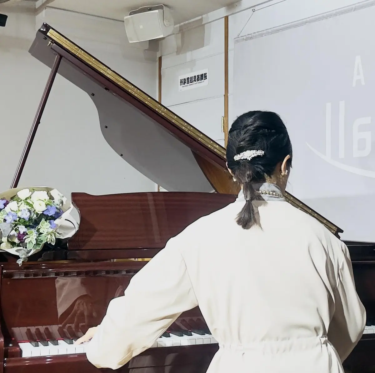 エクラ華組　山口理江さん　ストールコーデ　髪型　後ろ姿