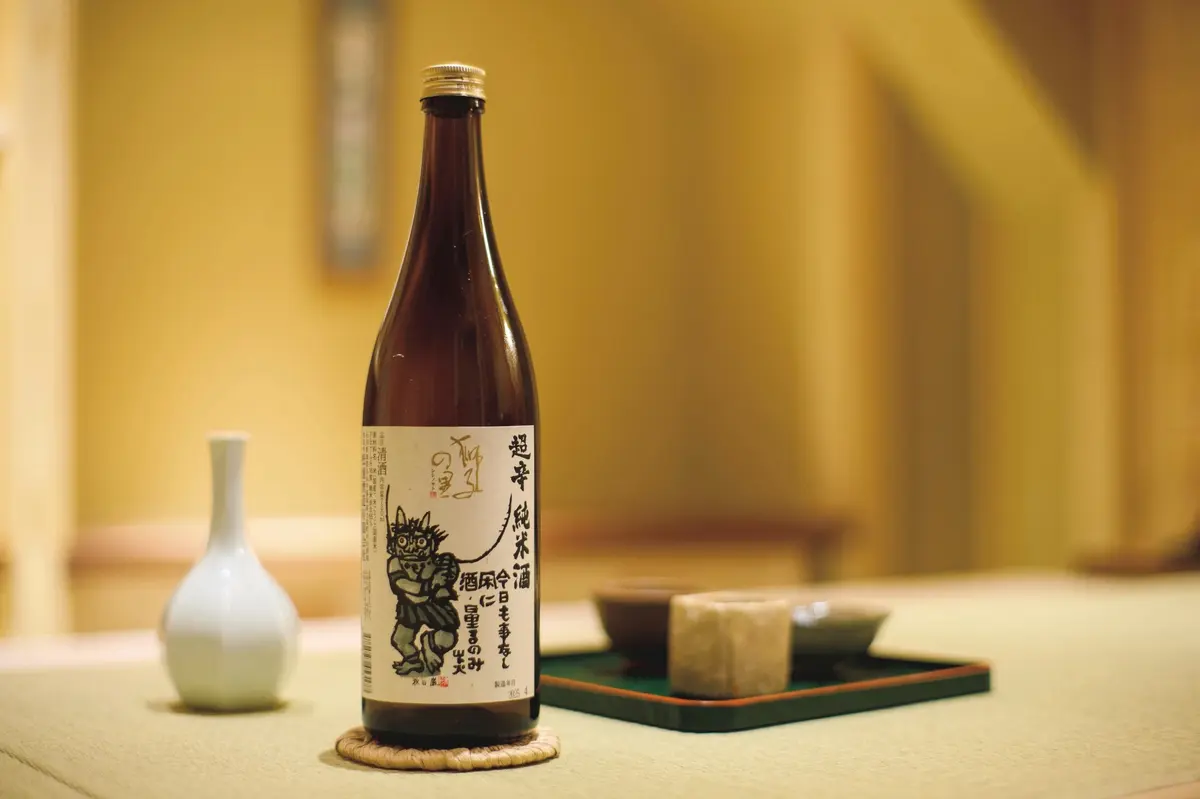 国内旅行　金沢　和食　『竹千代』　金沢の匠による畳カウンター。日本酒は店主の地元、加賀・ 山中温泉の松浦酒造「獅子の里」一択。魯山人を生んだ金沢 の文化人、細野燕台ゆかりの器など趣味のよさがうかがえる