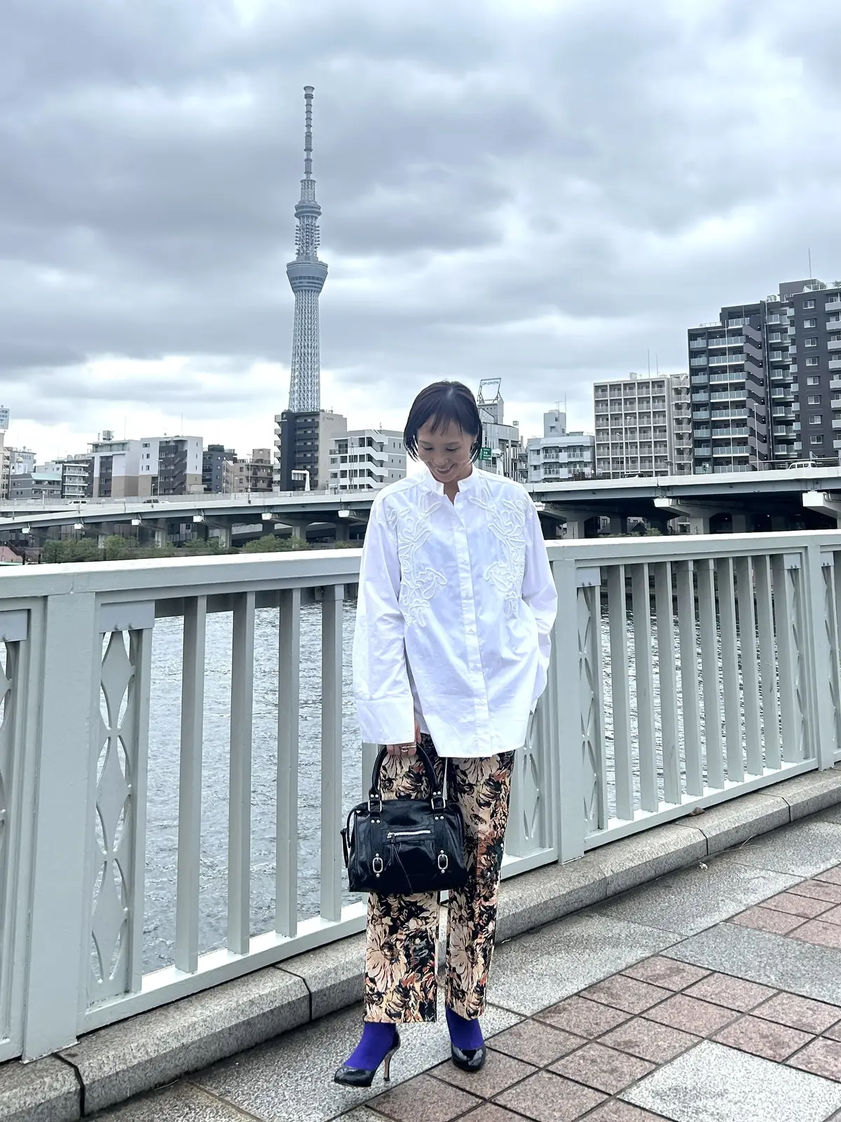 ELFRANKパンツ　GU刺繍ブラウス　ファミマソックス　駒形橋　東京スカイツリー　パンツコーデ　白ブラウス