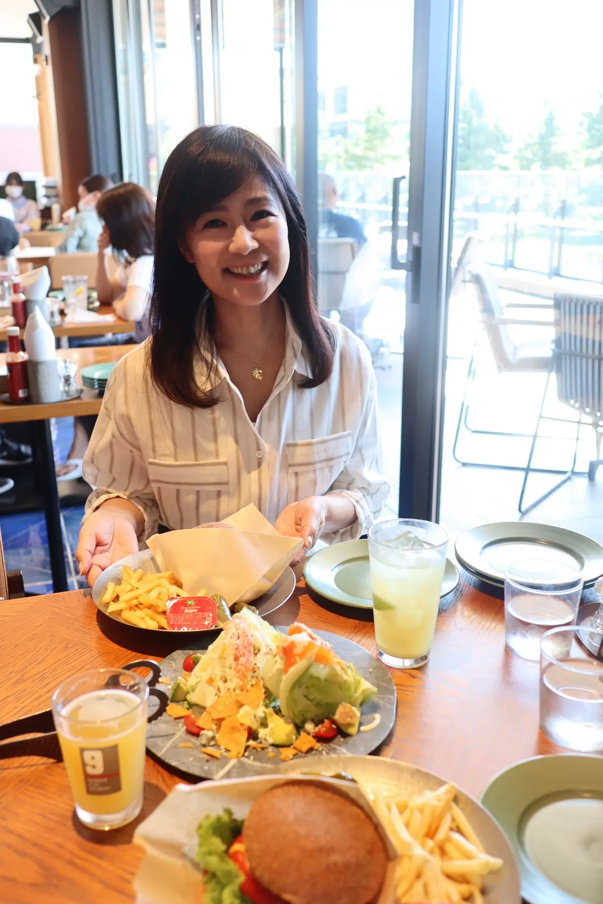 QUAYS pacific grill。キーズ パシフィック グリル。横浜。HAMMER HEAD。ハンマーヘッド。ハンバーガー。ポテト。フライドポテト。HAMMERHEAD。サラダ。クラフトビール。ワンピース。シャツ。シャツワンピ。ワンピ。シャツワンピース。23区。白。ストライプ。細ストライプ。縦ストライプ。縦ライン。長袖。長袖シャツ。腕まくり。七分丈。ペンダント。ネックレス。モンステラ。ゴールド。