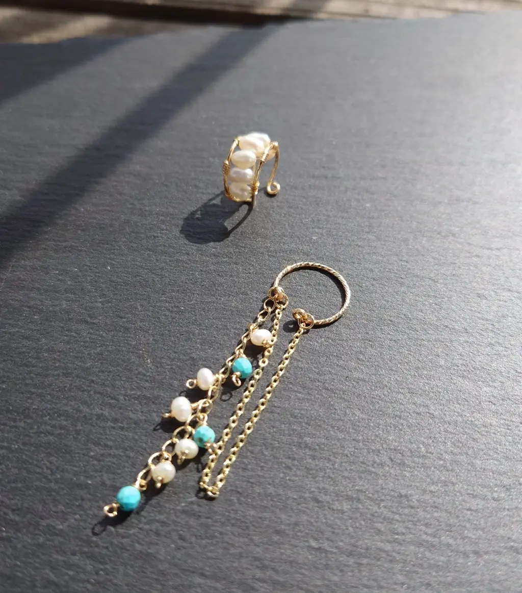 イヤーカフ。ライスパール、ベビーパールとターコイズ。