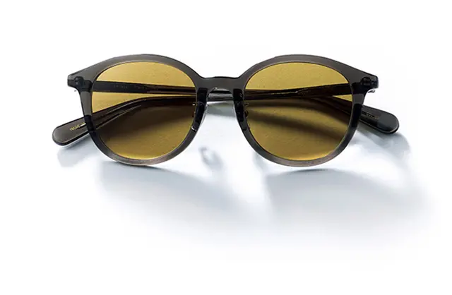 黄みのあるブラウンカーキも日本 人の肌色に合わせやすいので、目も との悩みを自然とカバーできる。