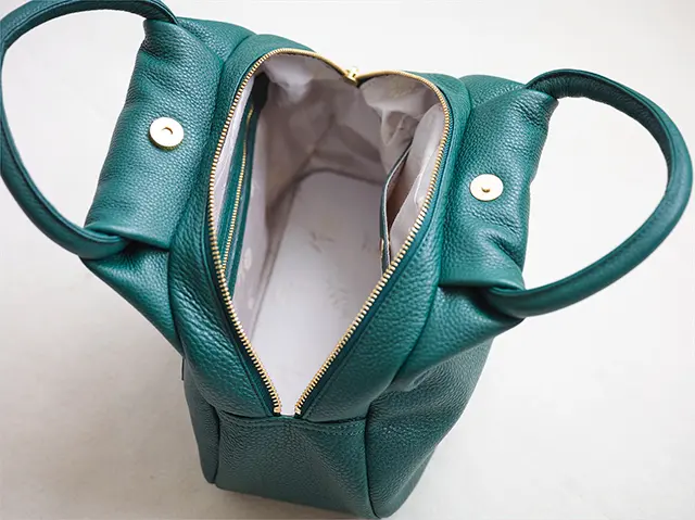 開閉口が大きく、荷物の出し入れがしやすいつくり