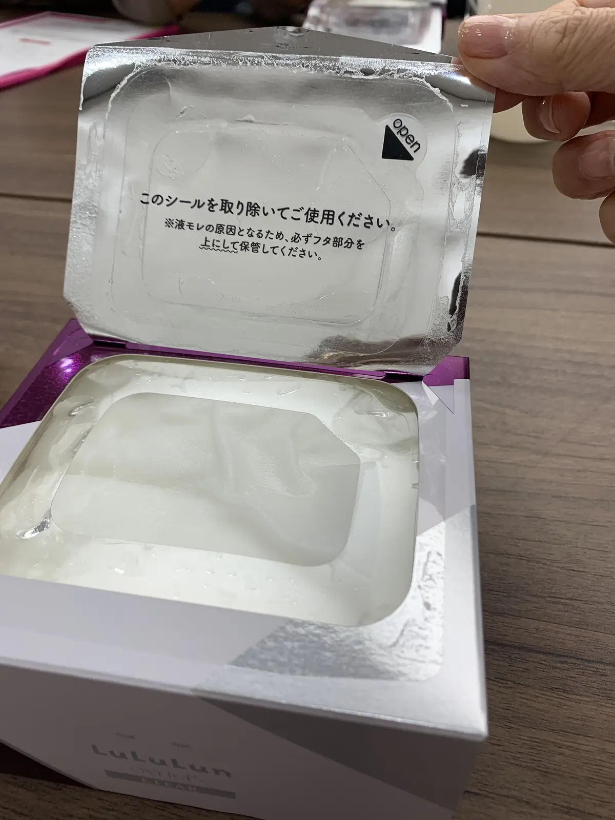 中蓋を銀色のシートに貼り付け、強度をアップ