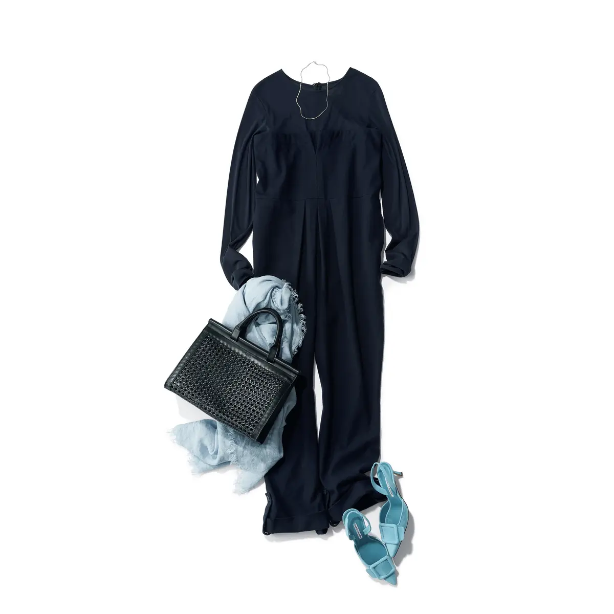ネイビーのビスチェ×ブラウスドッキングデザインのオールインワンにブルーミュールを合わせたコーデ