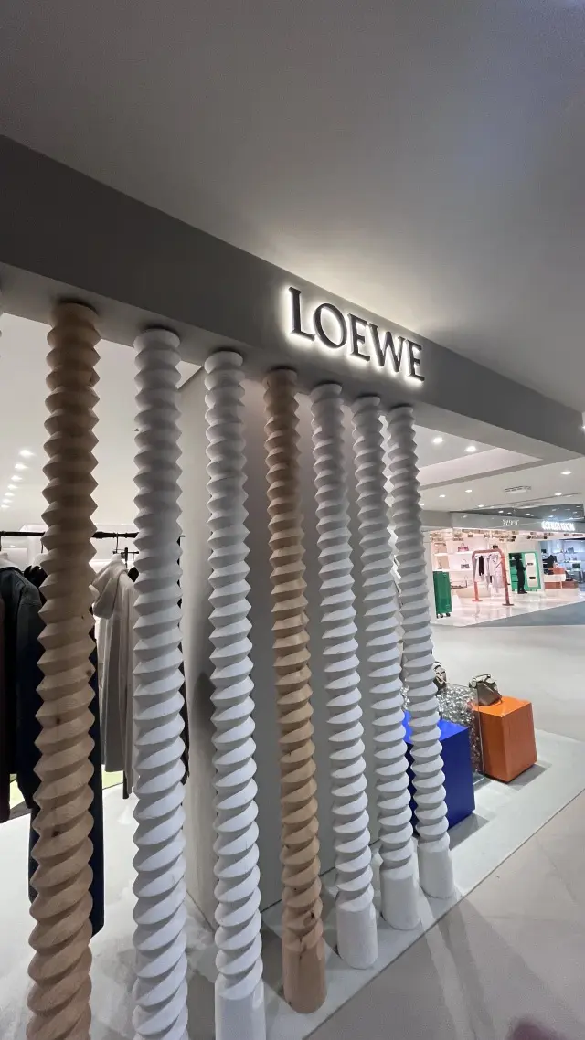 ロエベの気になるスモールウォレットの画像_3