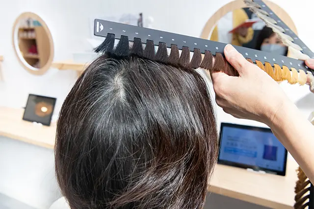 まずはカウンセリングで、色や仕上がりを相談