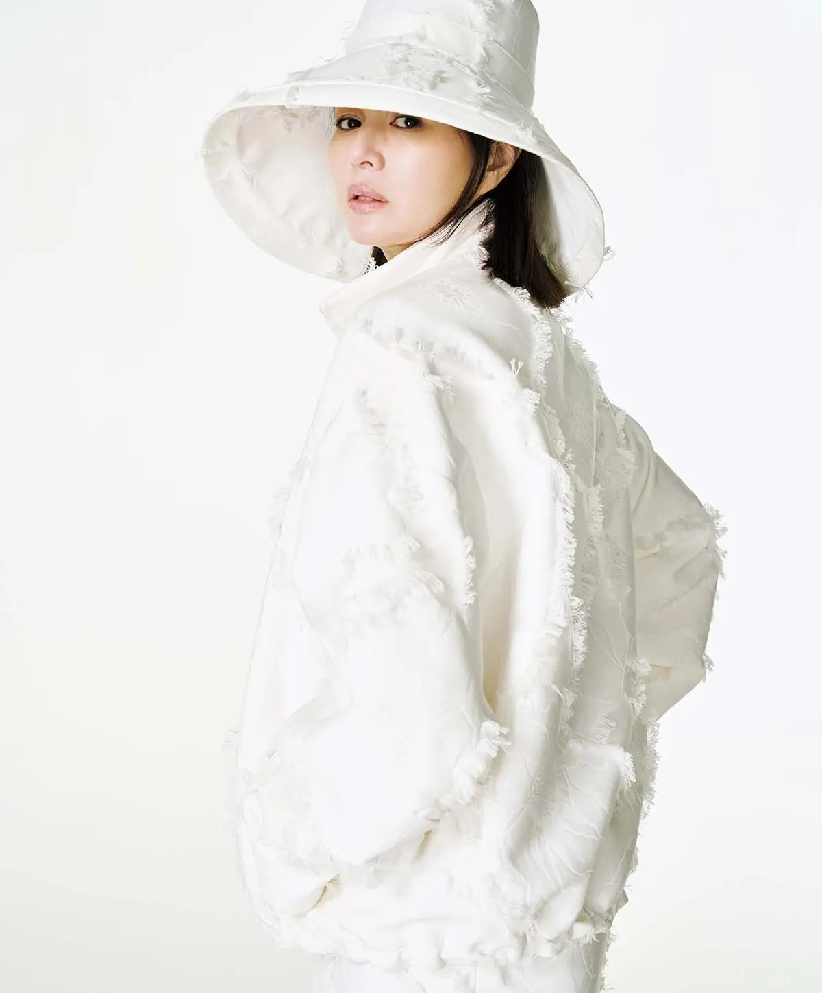 グッチのアイテムでコーディネートする井川遥さん