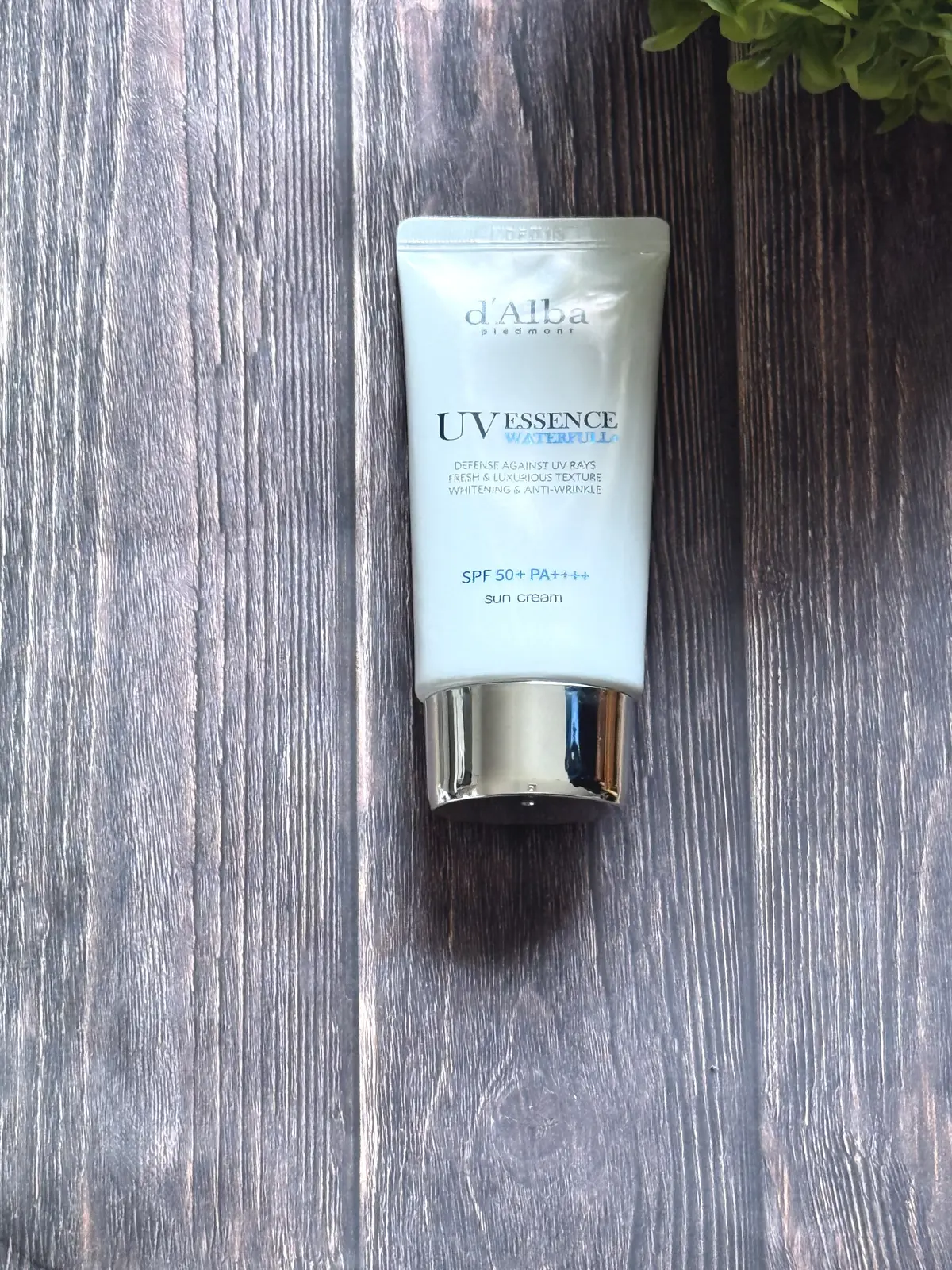 ダルバ　ウォーターフルエッセンスサンクリーム　日焼け止め　化粧下地