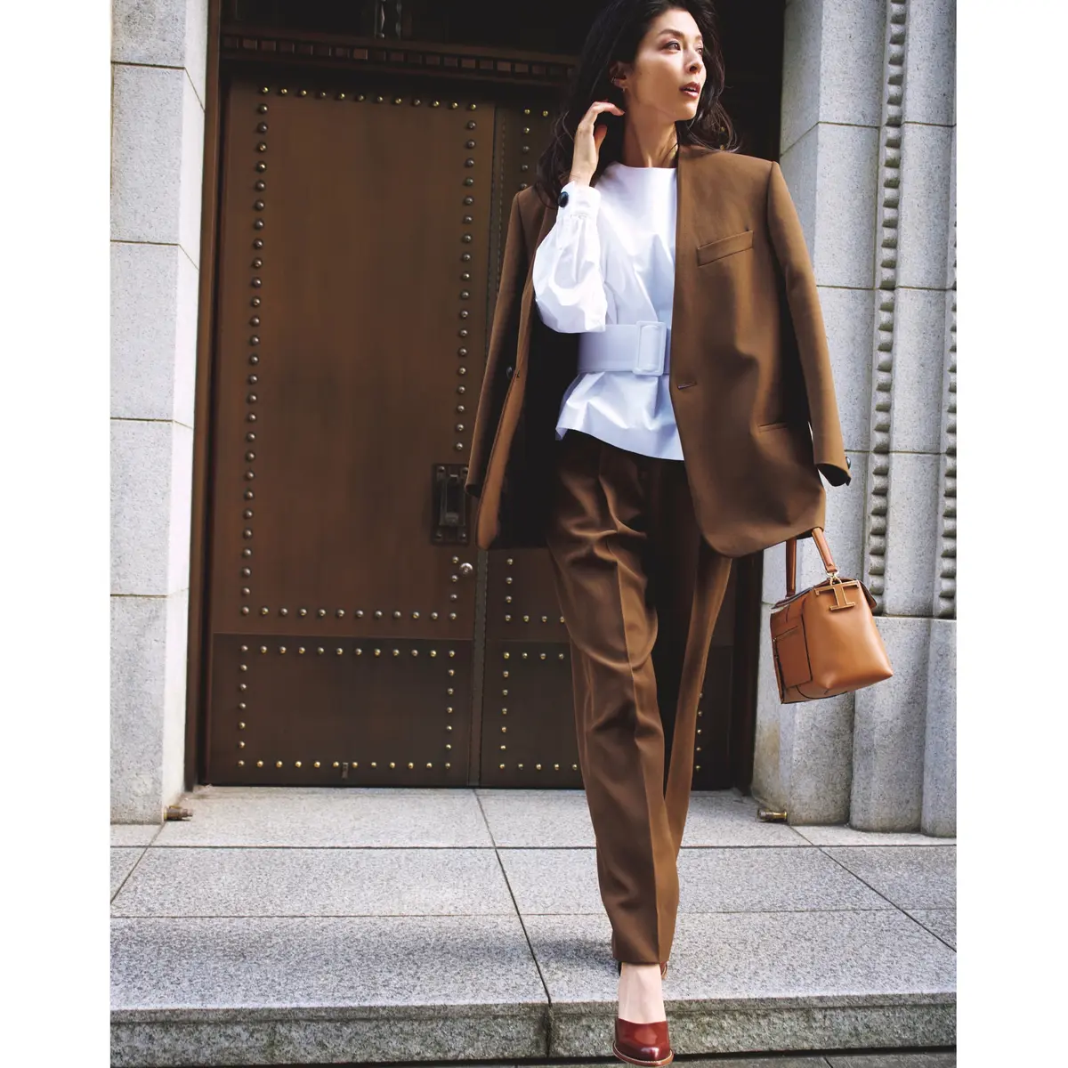 ブラウンのジャケットとパンツのセットアップコーデ　モデル・生方ななえ