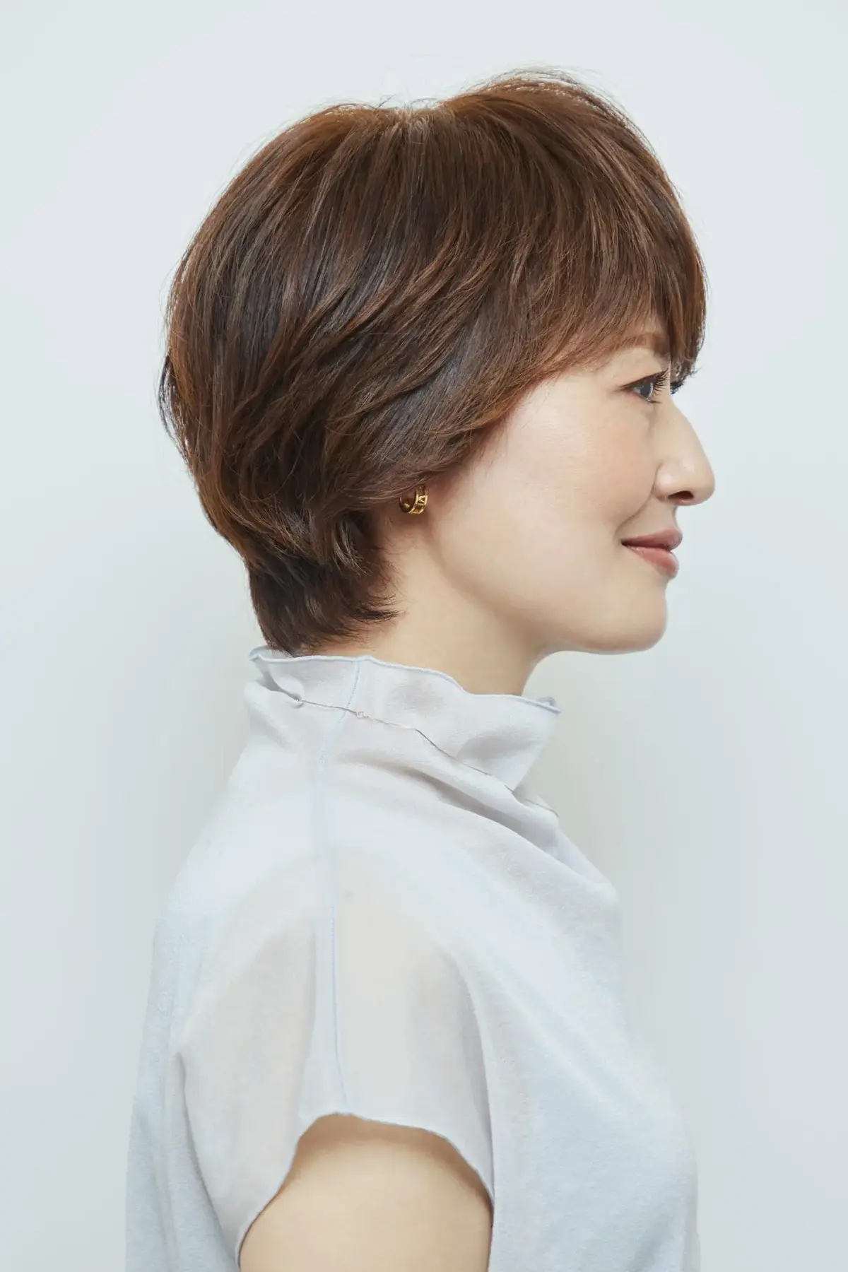 チラ見せの長め襟足をつくり、大人ショートにプラスαのメリットを