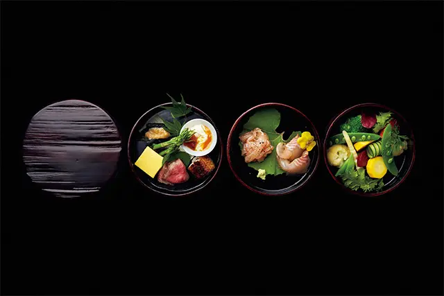 夕食は地元木曽産の漆塗りの器で提供