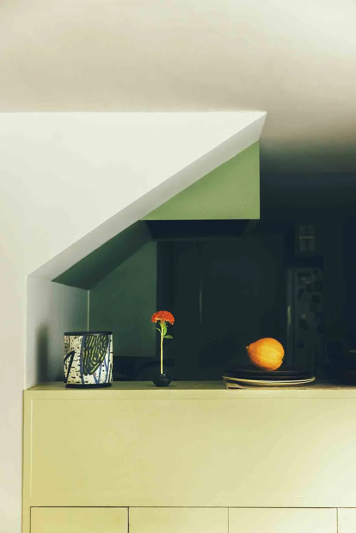 棚の上には藤本健の木製皿などが。左端はバング＆オルフセン×デヴィッド・リンチのコラボスピーカー