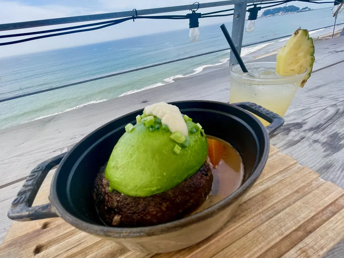 ダブルドアーズの定番、和牛のアボカドハンバーグ