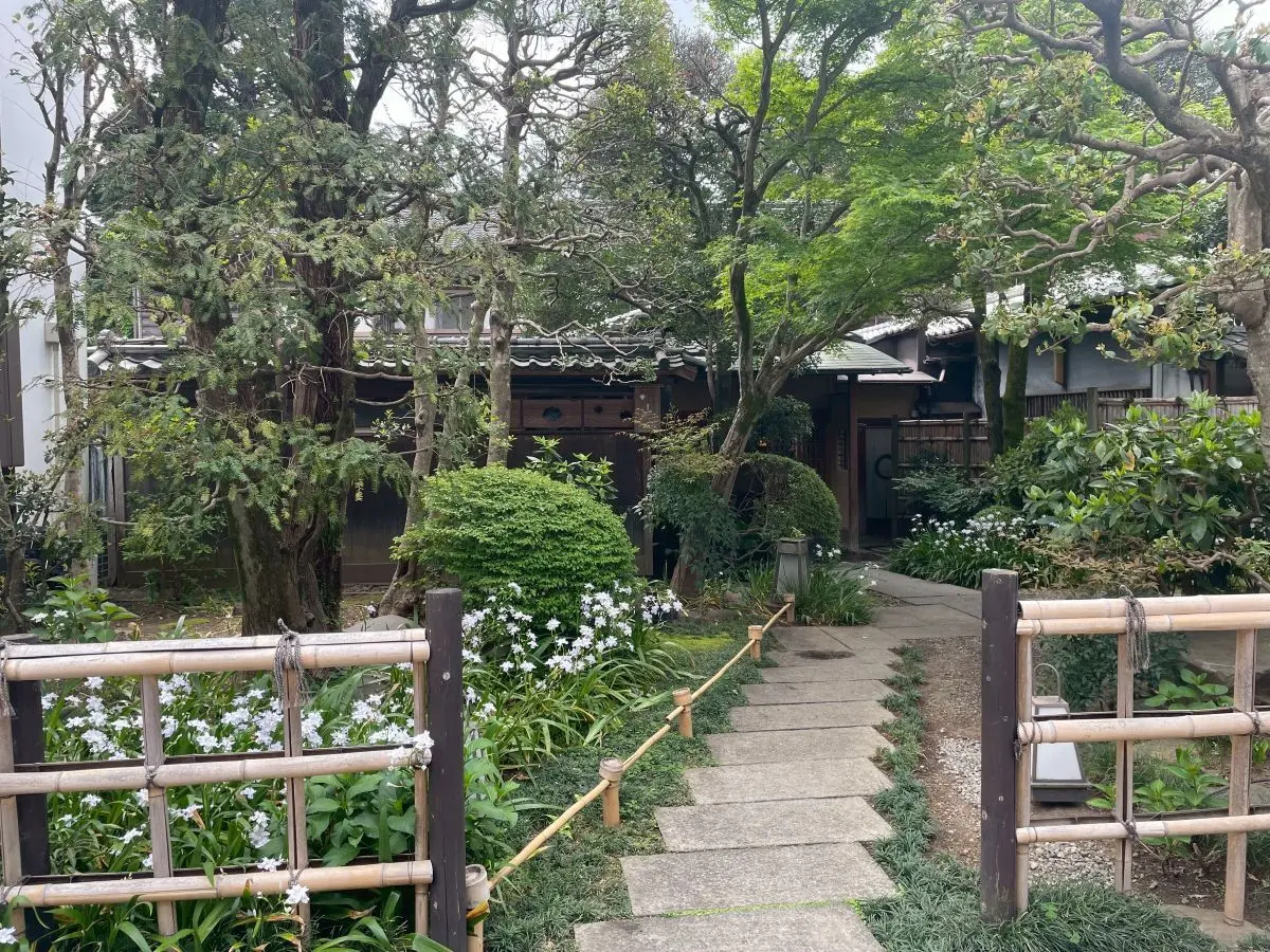 川越山屋の玄関前