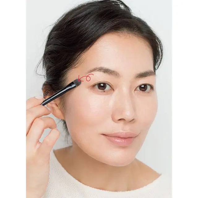 こめかみに光を集めて 透明感をアップ