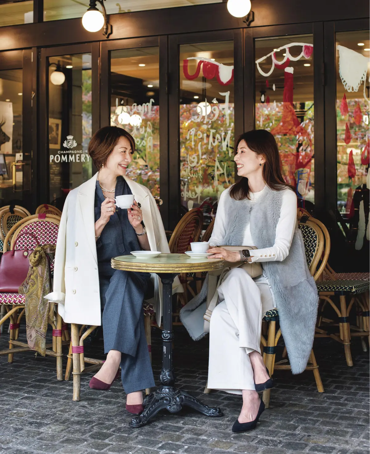 華組　ファッションスナップ　岡部みわこさん（エクラ 華組・外資系企業会社員）梁瀬理砂さん（エクラ 華組・医療系事務）