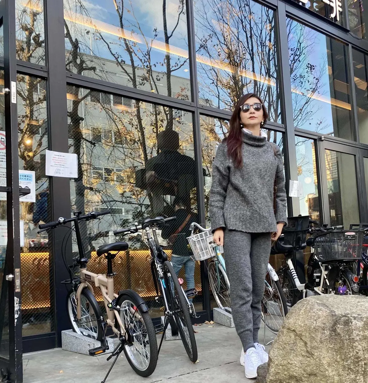 上下グレーニットに白スニーカー