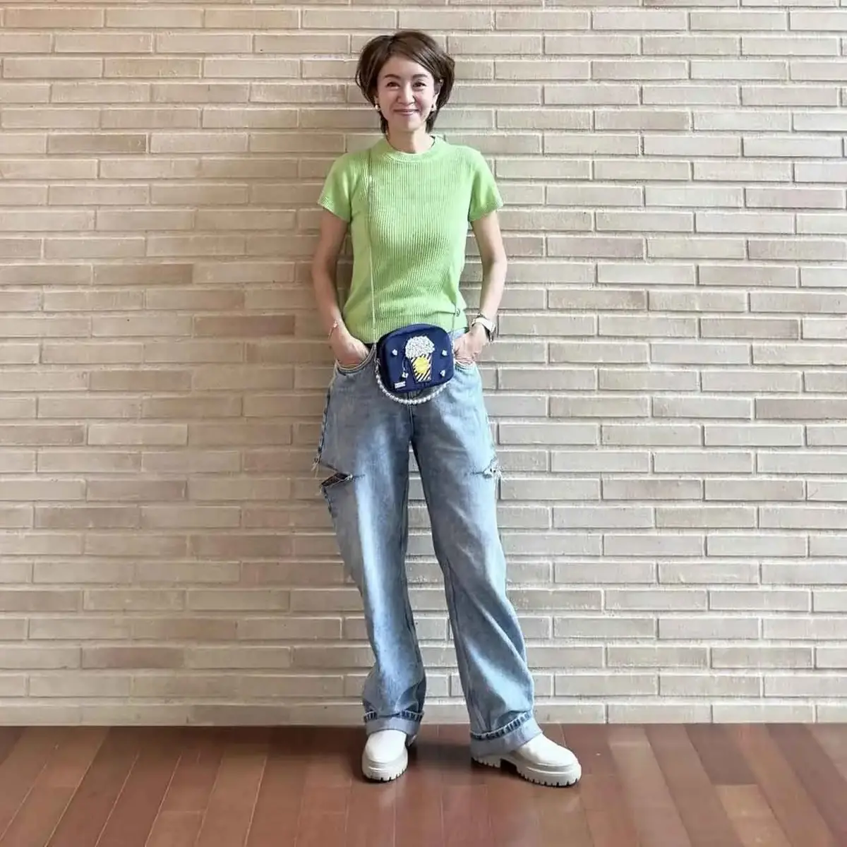 【おしゃれな50代に人気のデニムパンツ5選】ブルーデニムを主役にしたコーデで爽やかな印象に！