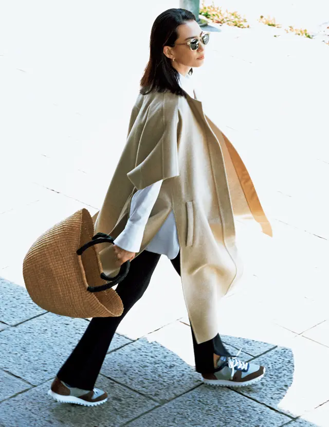 シンプルな白シャツとニットパンツコーデのRINA