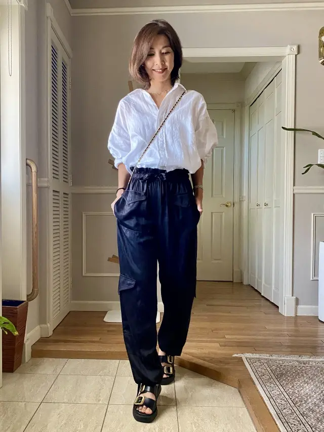 サテンカーゴパンツで大人のカジュアルの画像_3