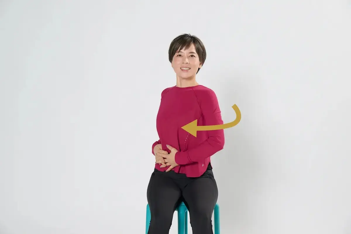 五十肩などで肩に手を置くのがつらい人は、両手をお腹に当てて行ってもOK。