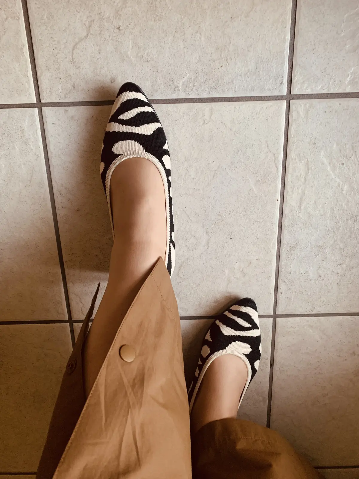 一番下のボタンを外した着用の様子