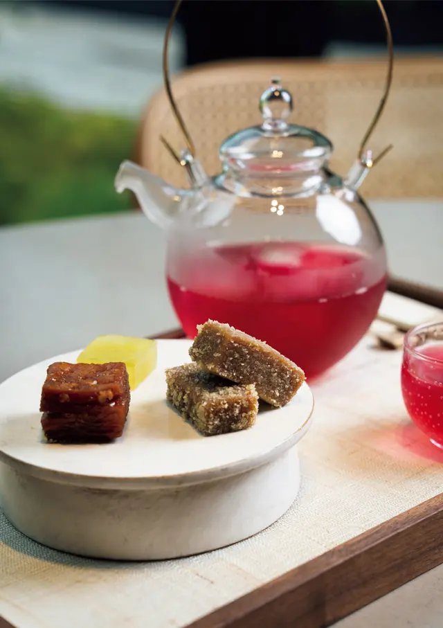 ❸お茶は単品でも注文可。3種の菓子がつく。オリジナルブレンド茶の「梅香」W25,000。コーヒー好きには黒大麦を焙煎していれる「麦珈琲茶」も　