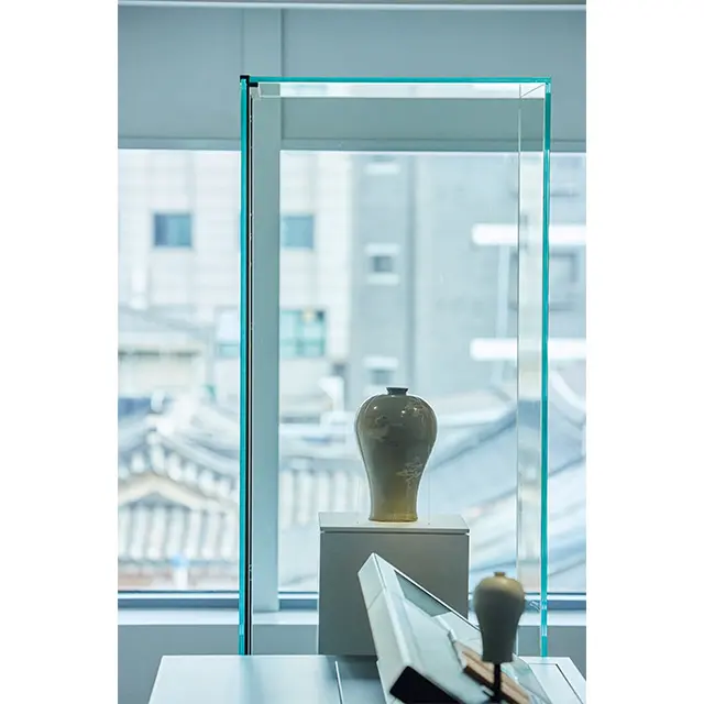 館内からはところどころで韓屋の街並みを見下ろせ、心もなごむ