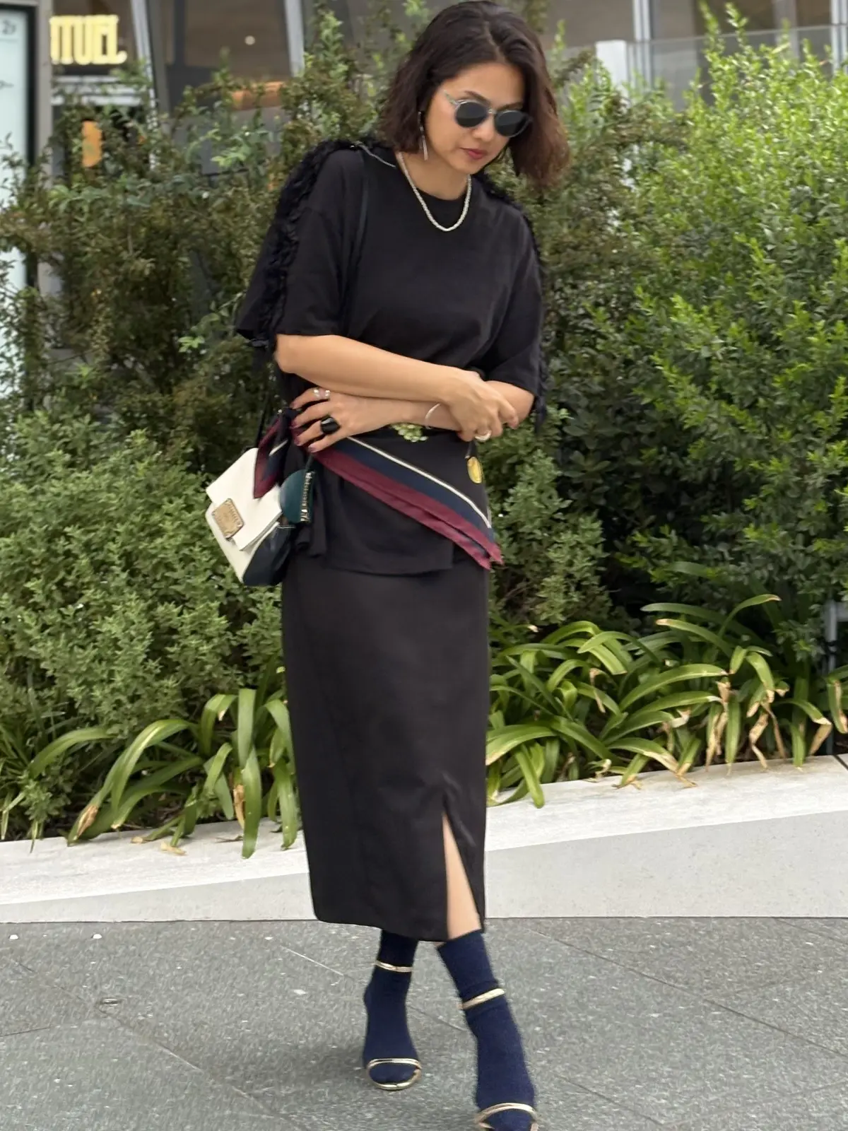 秋コーデ　スカーフ　ブラックコーデ