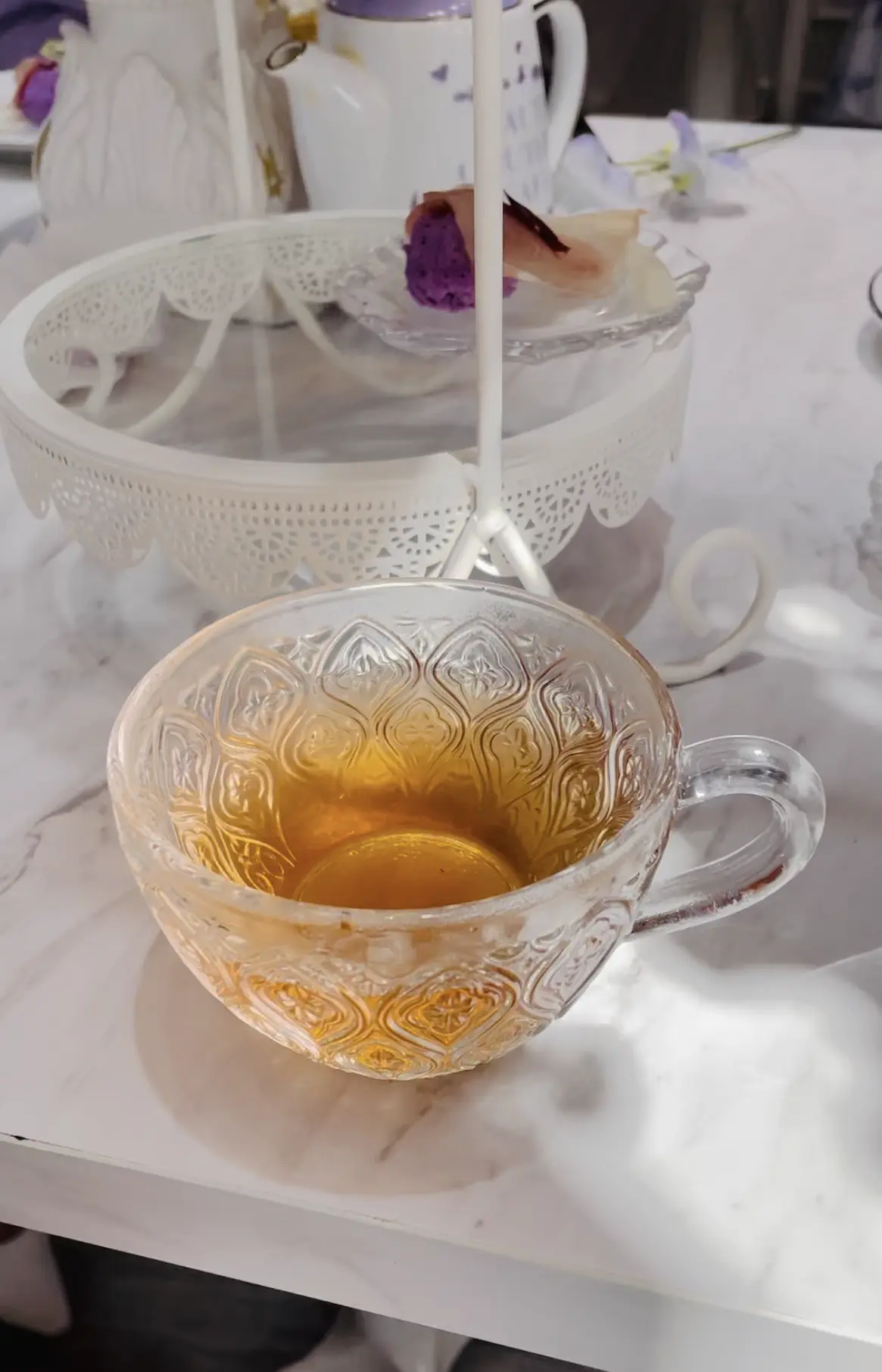 ソファ、テーブル席、Blouse、Skirt、vis、Shoes、shoel mine、スイーツ、パルフェ、パフェ、ケーキ、チョコレート、藤棚、藤、アーティフィシャルフラワー、クロワッサン、スープ、生ハム、オードブル、セイボリー、薄紫、紫色、紫、白、ブラウス、白ブラウス、フリル、フリルブラウス、シースルー、ストライプ、ロングヘア、パープル、purple、カップ、お茶、カフェ、カフェラテ、店内、HAUTE COUTURE • CAFE、HAUTE COUTURE • CAFE表参道、期間限定、Purple Afternoon Tea、オートクチュールカフェ、オートクチュールカフェ表参道、表参道、カフェ、アフタヌーンティー、HAUTE COUTURE CAFE、HAUTE COUTURE CAFE表参道、カップ、ガラス、ガラスコップ、