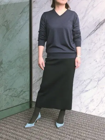 村山佳世子×SLOANE 【スタイリスト村山佳世子さん別注】ウールシルクカシミヤVネック ￥31,900（税込）