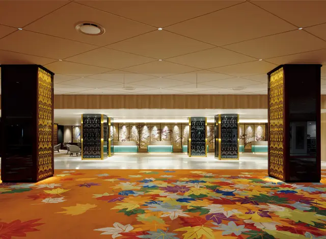 ロビーに広がる日本最大級の豪華絢爛な大段通は、そのままに継承